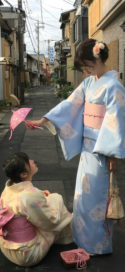 呆在柔软的角落，思考自己的人生 ​​​
#ins风壁纸#