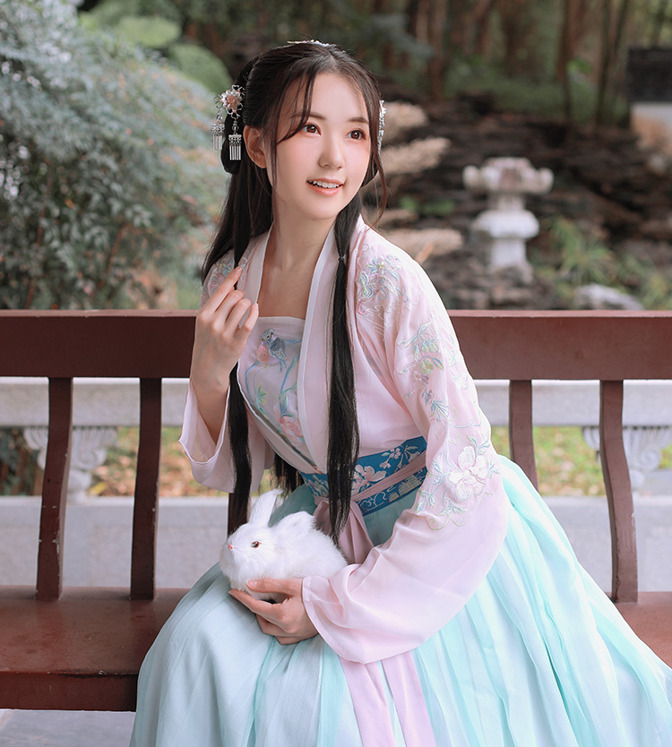 回首亭中人，平林淡如画。