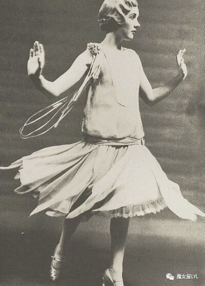 今天继续来欣赏一些1920爵士年代的漂亮晚装裙，这些流线型直筒设计直到今天仍然是非常适合穿着的版型，尤其是适合爱跳舞的女生，因为本来这个时代的特征就是娱乐至上，夜夜狂舞的战前黄金时代。