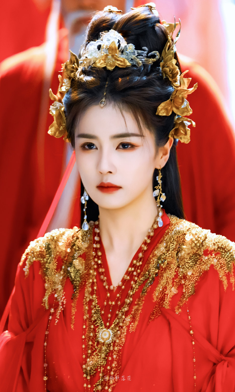 临江仙｜李青月/花如月
cr：苍狗照落花