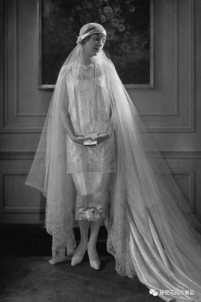 1920年的婚纱很容易辨别，因为紧贴头皮的钟形帽和流线型服装版型