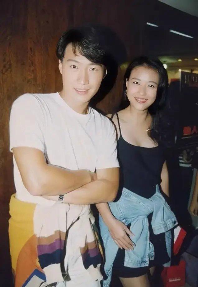 90年代，黎明与周海媚的珍贵合影。彼时，黎明眉眼如画、气质卓然，周身散发着迷人的贵公子气息；周海媚则美得灵动娇俏，顾盼生辉间皆是风情。作为当年荧幕上的"神仙组合"，他们塑造的经典形象令人难忘，这份俊男靓女的绝配风采，至今仍是不少观众心中无法复刻的白月光。