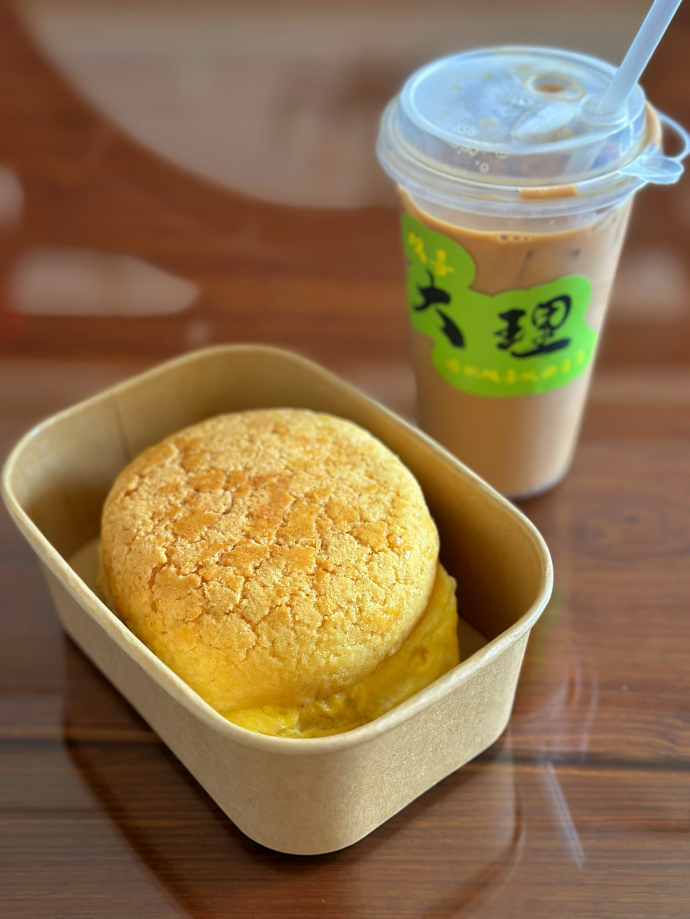 日子也是过得好起来了竟然能在大理吃到老广味道的菠萝油！
酥皮让人感动港式奶茶也透着黑白淡奶的味道
又找到一家组织我真是超棒的！