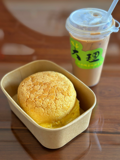 日子也是过得好起来了竟然能在大理吃到老广味道的菠萝油！
酥皮让人感动港式奶茶也透着黑白淡奶的味道
又找到一家组织我真是超棒的！