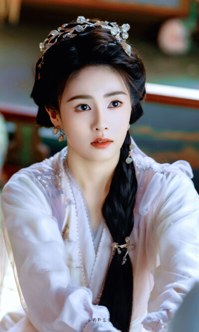 临江仙｜李青月/花如月
cr：苍狗照落花