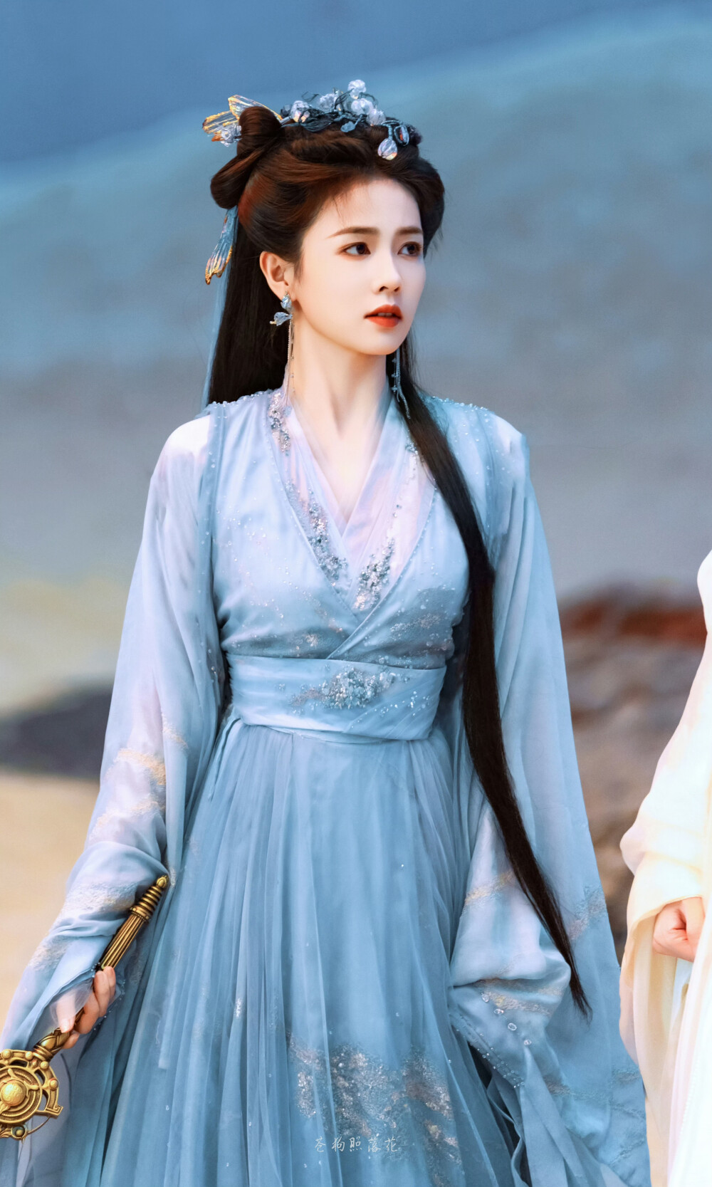 临江仙｜李青月/花如月
cr：苍狗照落花