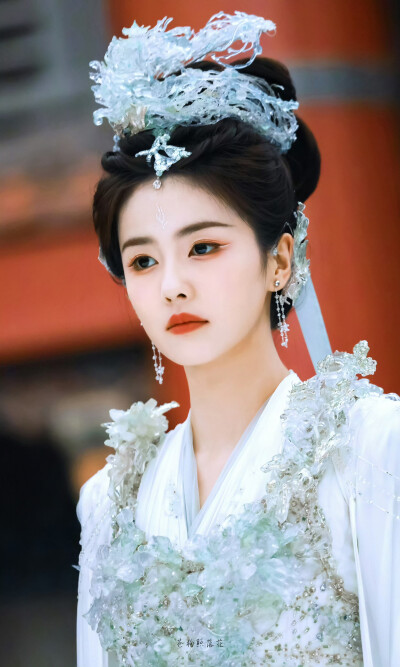 临江仙｜李青月/花如月
cr：苍狗照落花