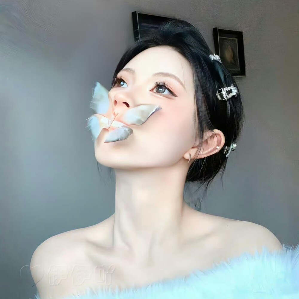 芙蓉不及美人妆，水殿风来珠翠香