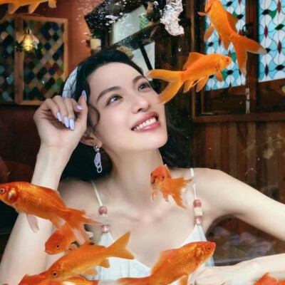 芙蓉不及美人妆，水殿风来珠翠香
