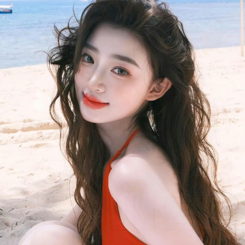 芙蓉不及美人妆，水殿风来珠翠香