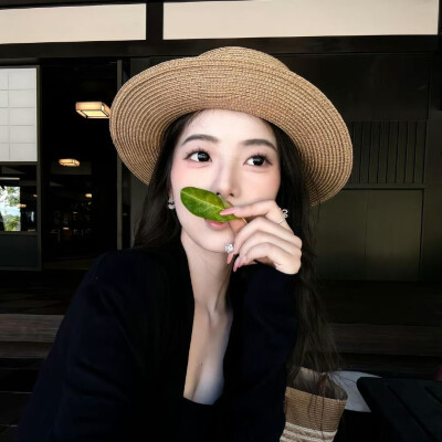 芙蓉不及美人妆，水殿风来珠翠香