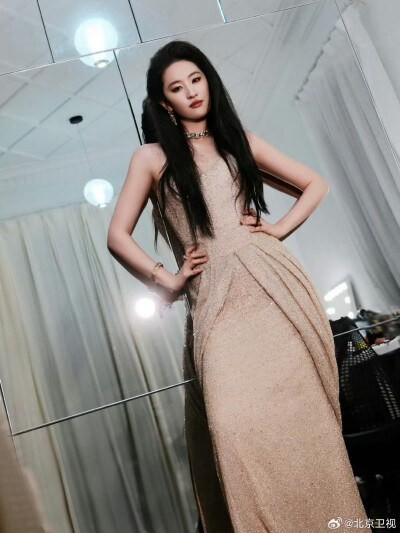 @刘亦菲 亮相第 30 届白玉兰奖·荣耀之夜，凭借《玫瑰的故事》黄亦玫一角提名最佳女主角2025.6.26