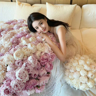 芙蓉不及美人妆，水殿风来珠翠香