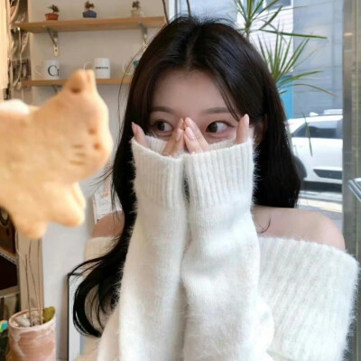 芙蓉不及美人妆，水殿风来珠翠香