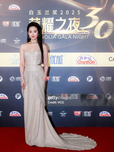 @刘亦菲 亮相第 30 届白玉兰奖·荣耀之夜，凭借《玫瑰的故事》黄亦玫一角提名最佳女主角2025.6.26