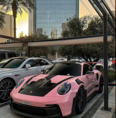 汽车 粉色语擦背景图