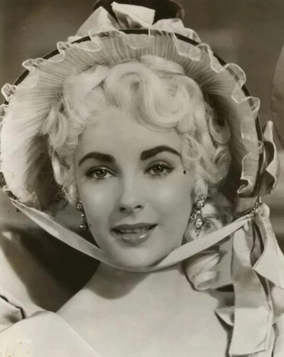 1954年，伊丽莎白·泰勒在电影《Beau Brummell》剧照