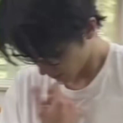 明明就不习惯牵手