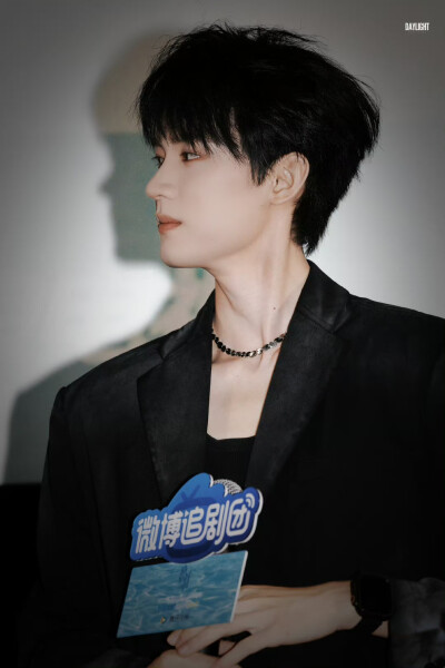 周翊然