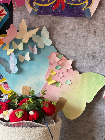 我做了漂亮扇子！越来越熟练的晕染技术，不断精进的方法。
先用纯净水刷一遍扇面，再把有颜料的水倒在扇面上，最后再用湿纸巾沾颜料点涂就好啦！