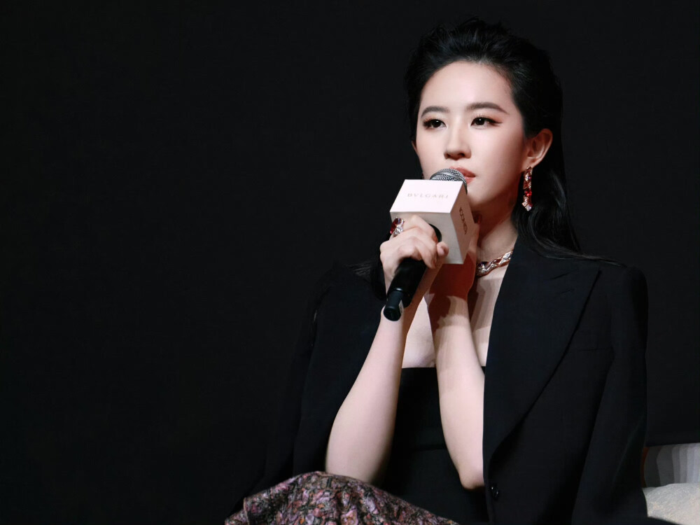 刘亦菲 以一袭高叉黑裙搭配Bvlgari红宝石灵蛇高珠项链，出席上海国际电影节宝格丽记录片《永恒符号》首映礼，刘亦菲宝格丽全球品牌代言人2025.6.15