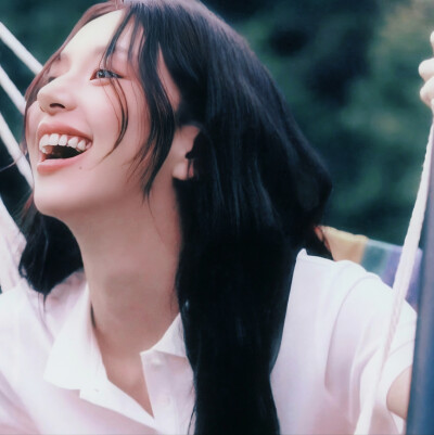 草在结它的种子，风在摇它的叶子，我们站着，不说话，就十分美好。