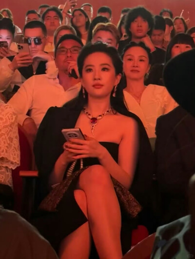 刘亦菲 以一袭高叉黑裙搭配Bvlgari红宝石灵蛇高珠项链，出席上海国际电影节宝格丽记录片《永恒符号》首映礼，刘亦菲宝格丽全球品牌代言人2025.6.15