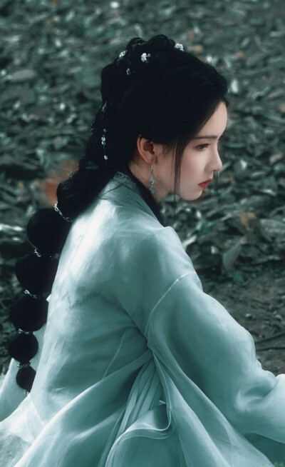 陈都灵文潇
cr：云下挽枝