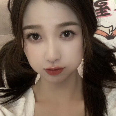 此女能不能多拍一点自拍