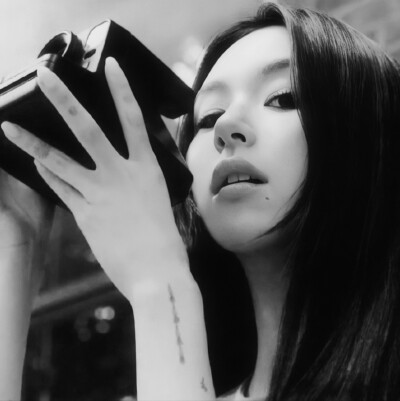 草在结它的种子，风在摇它的叶子，我们站着，不说话，就十分美好。