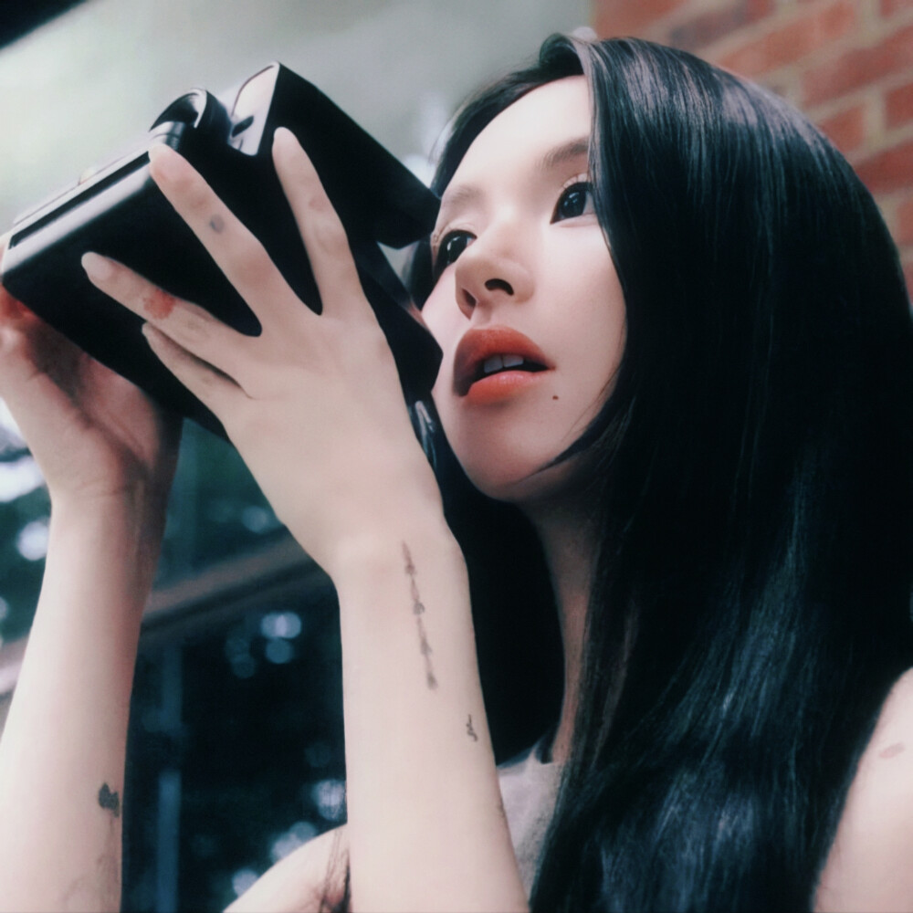 草在结它的种子，风在摇它的叶子，我们站着，不说话，就十分美好。