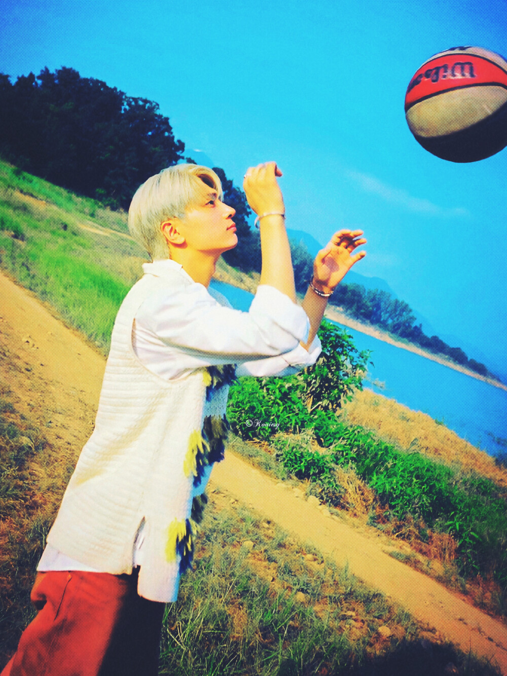 要去一个遥远的天堂。
初是珠光、涟漪，纤柔的孔雀羽裹挟一个琥珀色的梦，在天堂鸟生长的地方渐渐苏醒过来。
雪落在白桦新芽，风吹走狐狸哼吟。步履轻轻捎走寒风一缕作静谧之序，心绪沉寂。
——«冷杉集·献给猫姆仕»