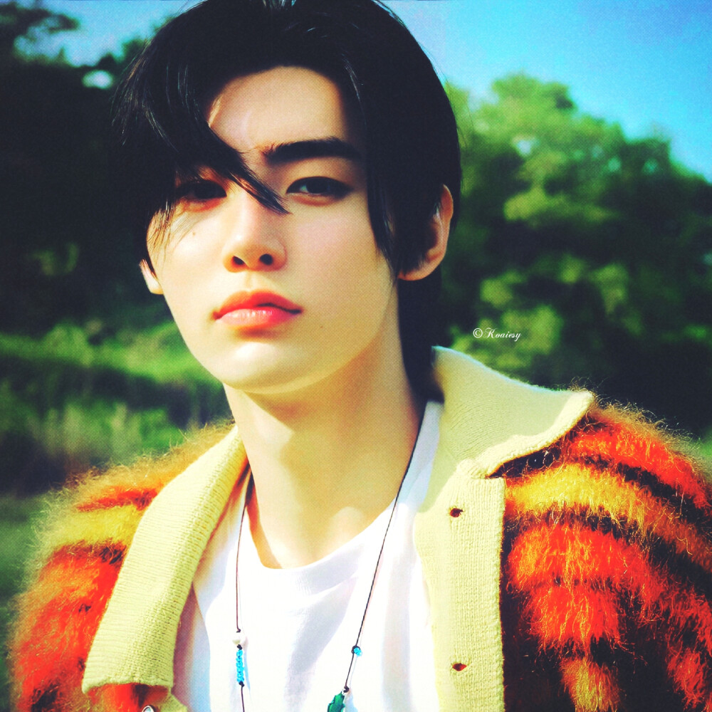 要去一个遥远的天堂。
初是珠光、涟漪，纤柔的孔雀羽裹挟一个琥珀色的梦，在天堂鸟生长的地方渐渐苏醒过来。
雪落在白桦新芽，风吹走狐狸哼吟。步履轻轻捎走寒风一缕作静谧之序，心绪沉寂。
——«冷杉集·献给猫姆仕»