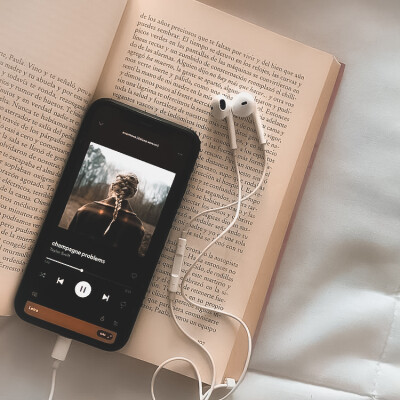 倘若思念是阵阵细雨落下，你的世界是否变得潮湿