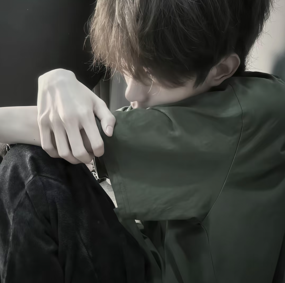 我曾经死缠烂打过一个我很爱很爱的人 那时候我整晚整晚的睡不着 眼睛一闭全是我两在一起的画面 莫名其妙就会掉眼泪失眠和那些情绪交织在一起差点要把我逼疯我不明白人为什么会变得那么快 想来也没什么可后悔的或许人这一生勇敢去爱的机会可能就那么一次 这世上总有猝不及防的再见和毫不留情的散场 后来我发现他没有我过的更轻松 于是我与自己和解了 放过自己 也放过那段感情