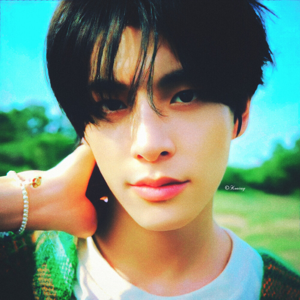 要去一个遥远的天堂。
初是珠光、涟漪，纤柔的孔雀羽裹挟一个琥珀色的梦，在天堂鸟生长的地方渐渐苏醒过来。
雪落在白桦新芽，风吹走狐狸哼吟。步履轻轻捎走寒风一缕作静谧之序，心绪沉寂。
——«冷杉集·献给猫姆仕»