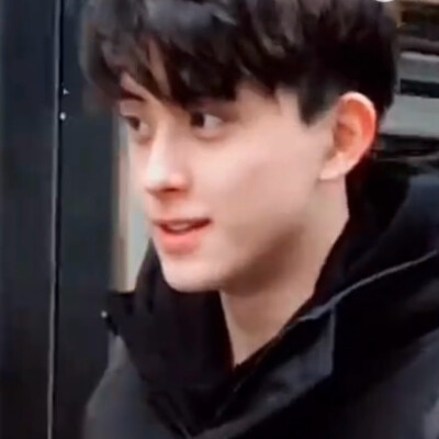 高，还没富，但帅