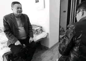 新洲宝龙五七中学物理教师钟声，1945年出生于武汉市，1965年入华中师范大学物理系。大学毕业后，分配到新洲四中当语文老师。一年后，钟声被分配到了新洲宝龙五七中学教物理，1972年，钟声结婚，先后有了一儿一女。1973年又调到了凤凰高中任教。接着，钟声又先后在汪集中学、新洲一中任教，于2005年退休。这是钟声老师在2017年时的照片。