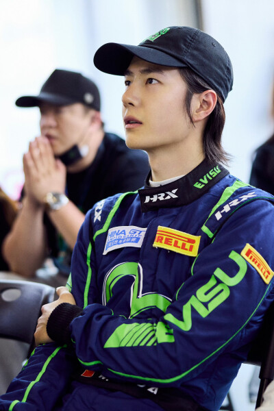 YIBO-OFFICIAL：
#YIBO MOMENT#
存档记录一组P房里的85号车手（观赛版(*´I`*)
与酷存里的笑容一起告别6月～@UNIQ-王一博 ​​​