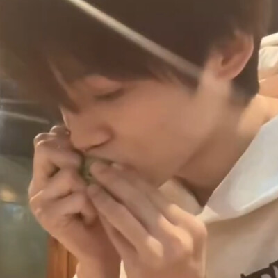再这么顶着光拍自己吃东西我不干了