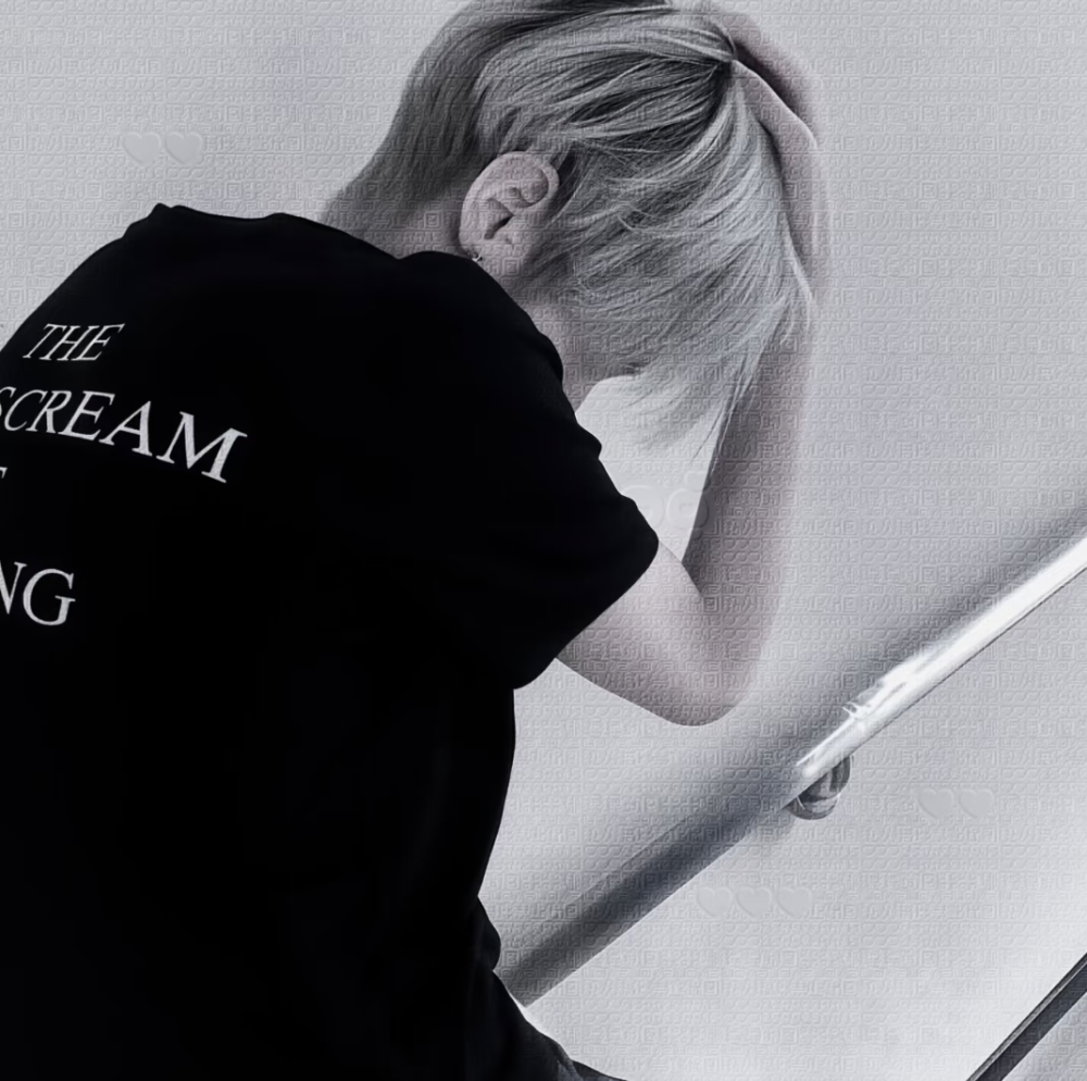 我曾经死缠烂打过一个我很爱很爱的人 那时候我整晚整晚的睡不着 眼睛一闭全是我两在一起的画面 莫名其妙就会掉眼泪失眠和那些情绪交织在一起差点要把我逼疯我不明白人为什么会变得那么快 想来也没什么可后悔的或许人这一生勇敢去爱的机会可能就那么一次 这世上总有猝不及防的再见和毫不留情的散场 后来我发现他没有我过的更轻松 于是我与自己和解了 放过自己 也放过那段感情