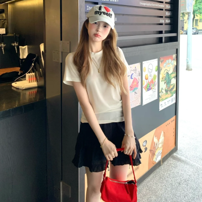女