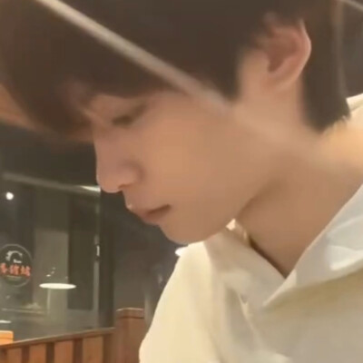再这么顶着光拍自己吃东西我不干了