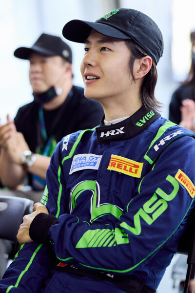 YIBO-OFFICIAL：
#YIBO MOMENT#
存档记录一组P房里的85号车手（观赛版(*´I`*)
与酷存里的笑容一起告别6月～@UNIQ-王一博 ​​​