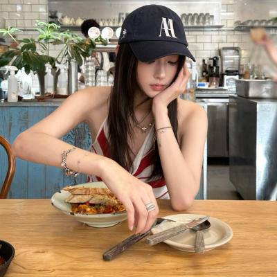 女