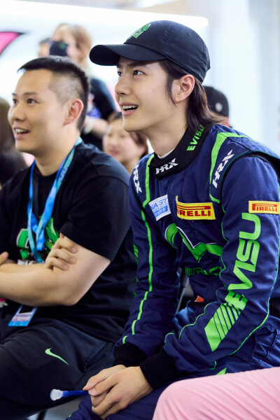 YIBO-OFFICIAL：
#YIBO MOMENT#
存档记录一组P房里的85号车手（观赛版(*´I`*)
与酷存里的笑容一起告别6月～@UNIQ-王一博 ​​​
