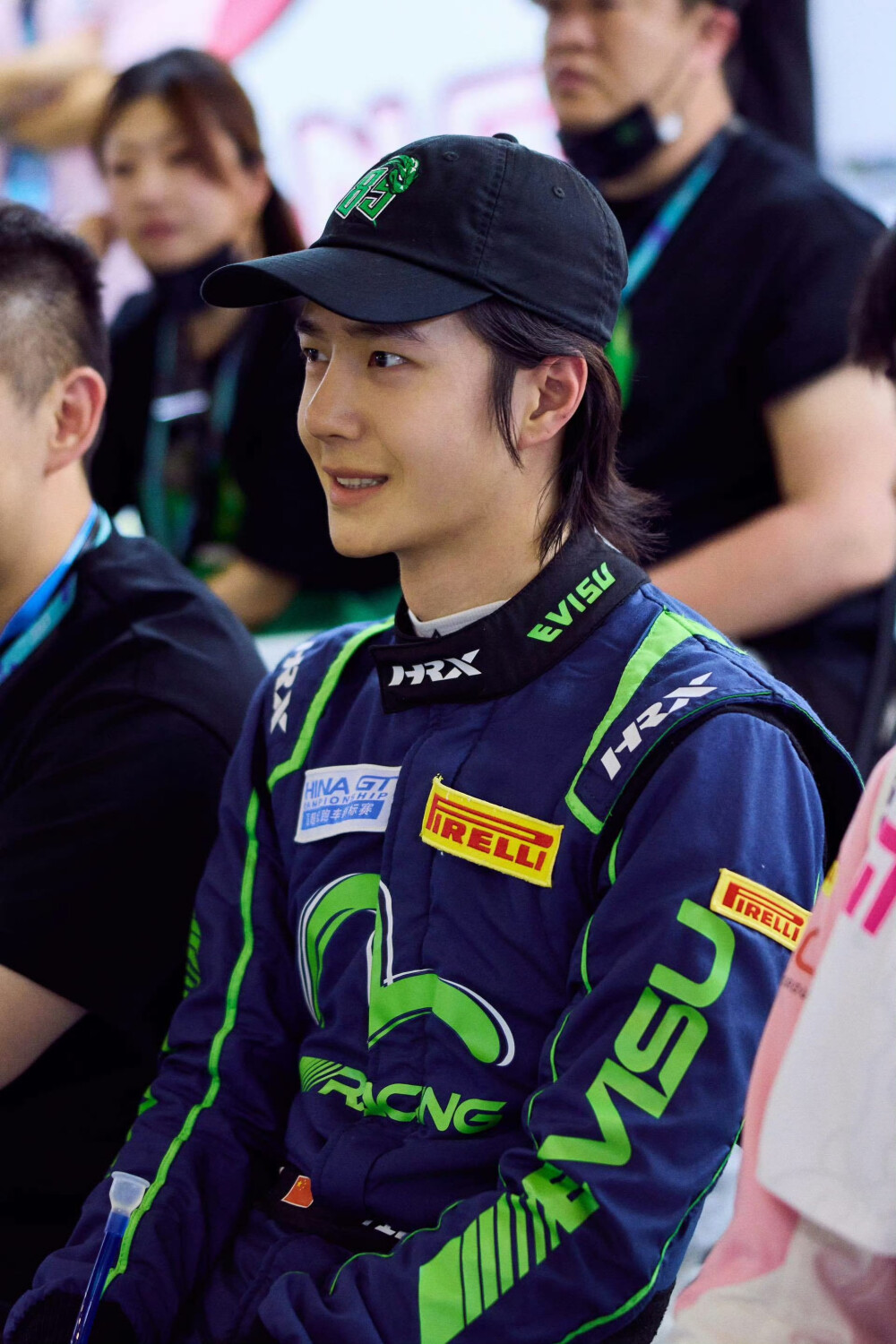 YIBO-OFFICIAL：
#YIBO MOMENT#
存档记录一组P房里的85号车手（观赛版(*´I`*)
与酷存里的笑容一起告别6月～@UNIQ-王一博 ​​​