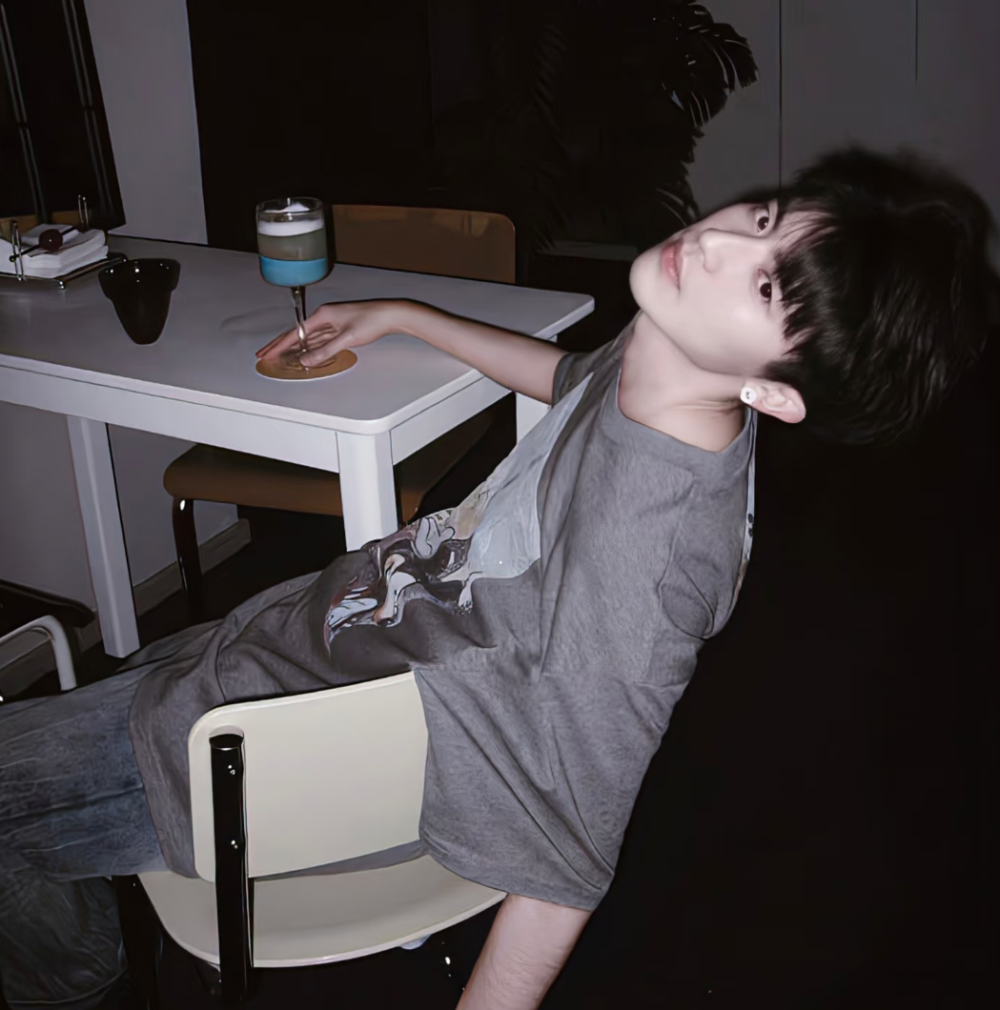 我曾经死缠烂打过一个我很爱很爱的人 那时候我整晚整晚的睡不着 眼睛一闭全是我两在一起的画面 莫名其妙就会掉眼泪失眠和那些情绪交织在一起差点要把我逼疯我不明白人为什么会变得那么快 想来也没什么可后悔的或许人这一生勇敢去爱的机会可能就那么一次 这世上总有猝不及防的再见和毫不留情的散场 后来我发现他没有我过的更轻松 于是我与自己和解了 放过自己 也放过那段感情