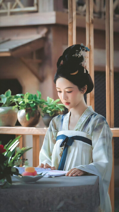 何惟芳 ​​​.杨紫