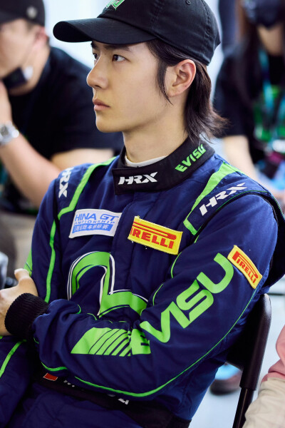 YIBO-OFFICIAL：
#YIBO MOMENT#
存档记录一组P房里的85号车手（观赛版(*´I`*)
与酷存里的笑容一起告别6月～@UNIQ-王一博 ​​​